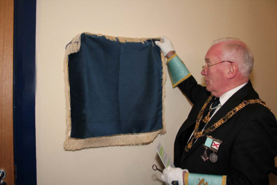 The Grand Master unveils the commemorative plaque